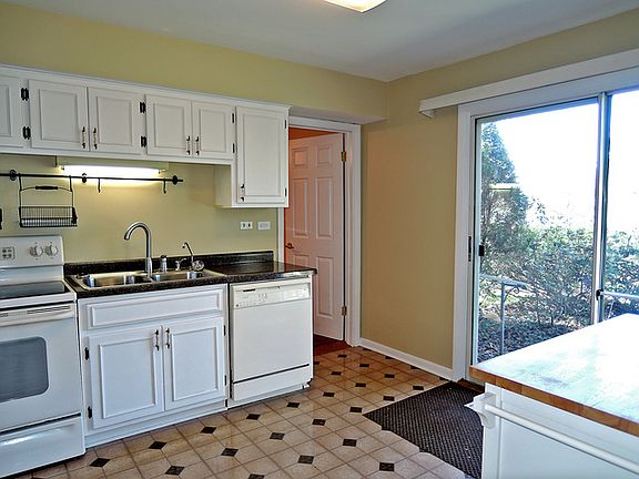 3rd image of 2075 Creekside Dr APT 1-2