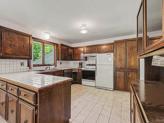 4th image of 1457 W Avon Rd