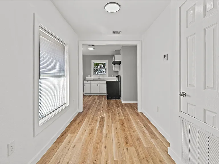 1717 W 4th St — Photo 5