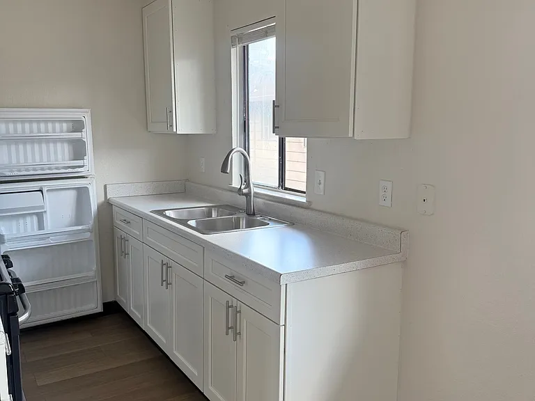 428 E Locust St — Photo 1