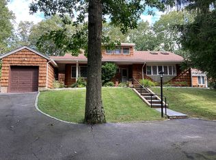 132 Laurel Ln, Syosset, NY 11791