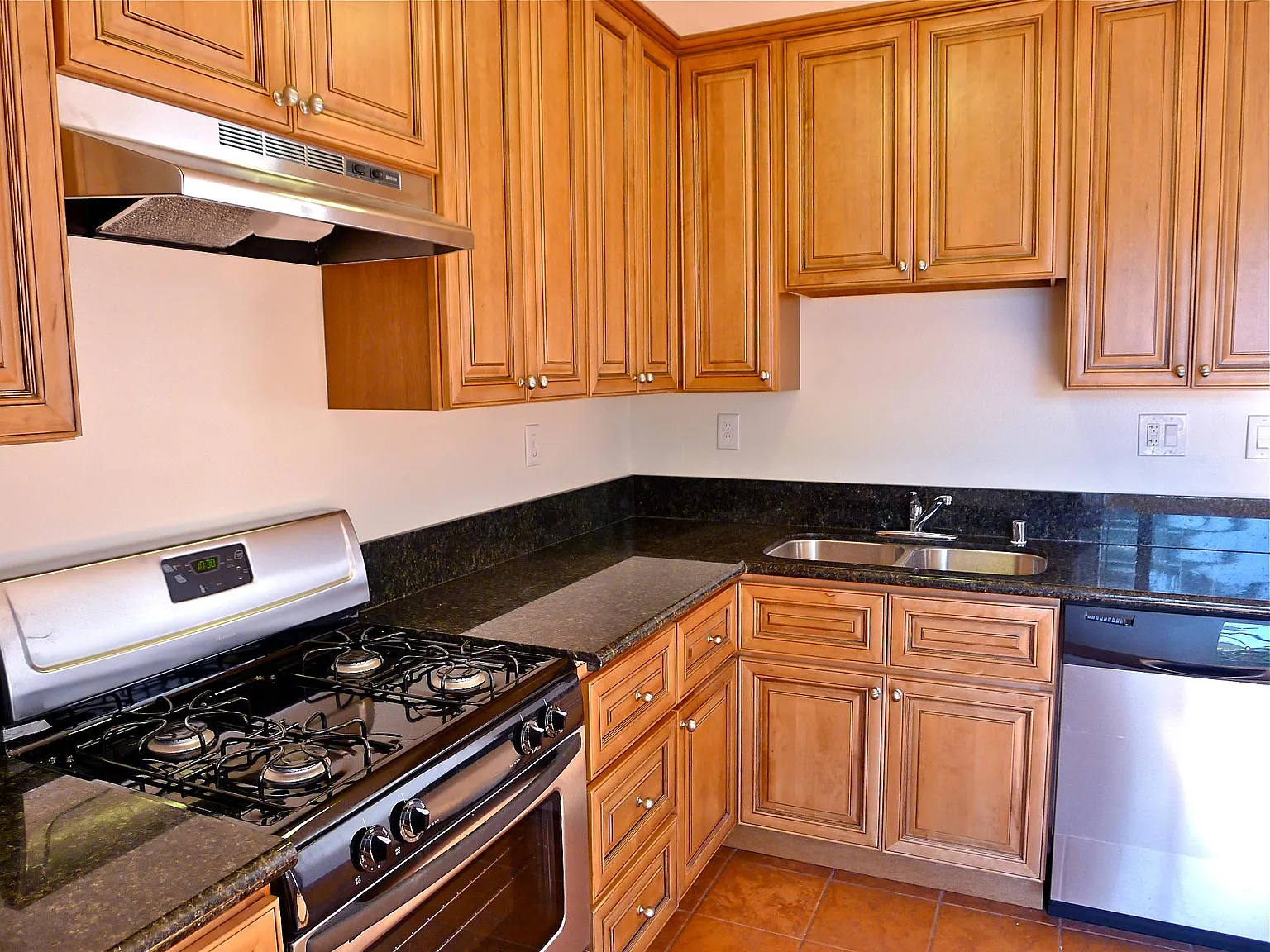 2 bed, 730 sqft, $3,080 — Photo 3