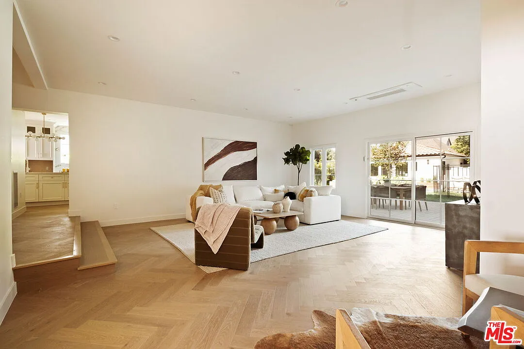 7 bed, 7.5 bath, 5040 sqft, $19,500 — Photo 4