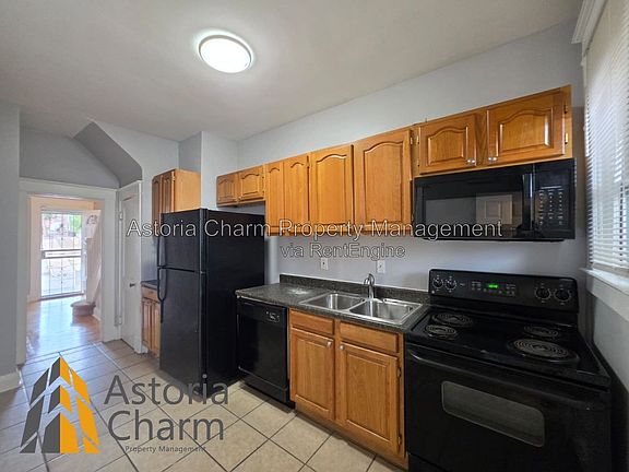 3rd image of 3016 Pelham Ave