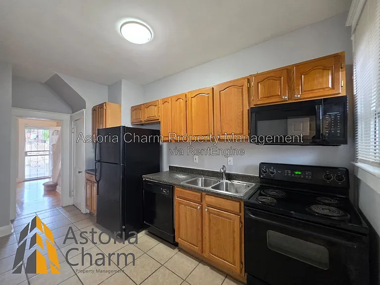3016 Pelham Ave — Photo 3