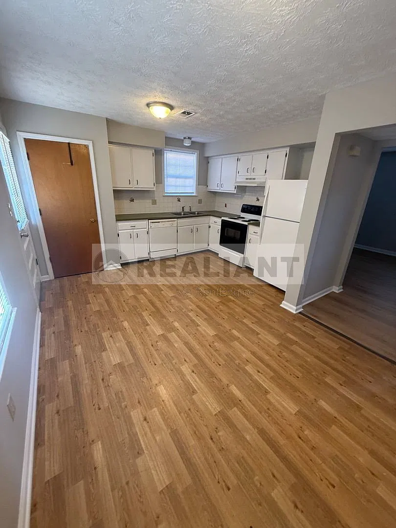 2 bed, 1.5 bath, 1300 sqft, $1,300 — Photo 2