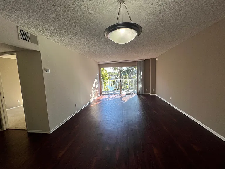 Versailles on the Lake Apartments — Photo 126