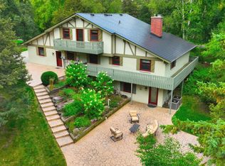 900 N Point View Rd, Oconomowoc, WI 53066