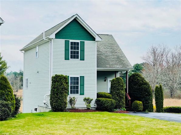 11 Fairway Cir, Hope Valley, RI 02832