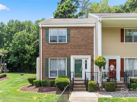 3rd image of 1056 Surry Ln