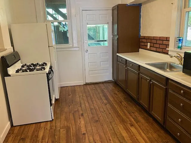 5 bed, 1.5 bath, 2228 sqft, $2,700 — Photo 2