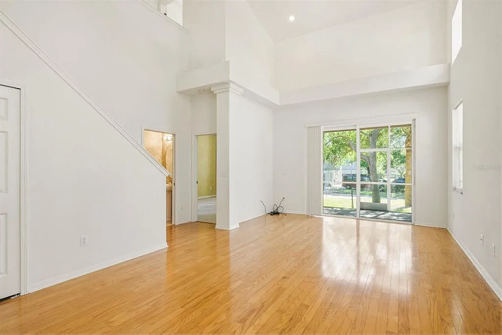 3 bed, 2.5 bath, 1977 sqft, $2,500 — Photo 3