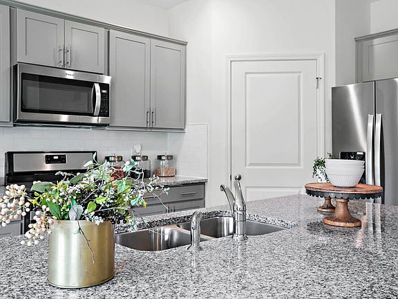 4th image of 1320 Lansdowne Dr #437