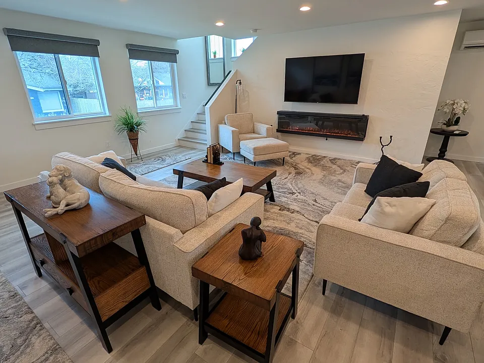 221 Avenue I