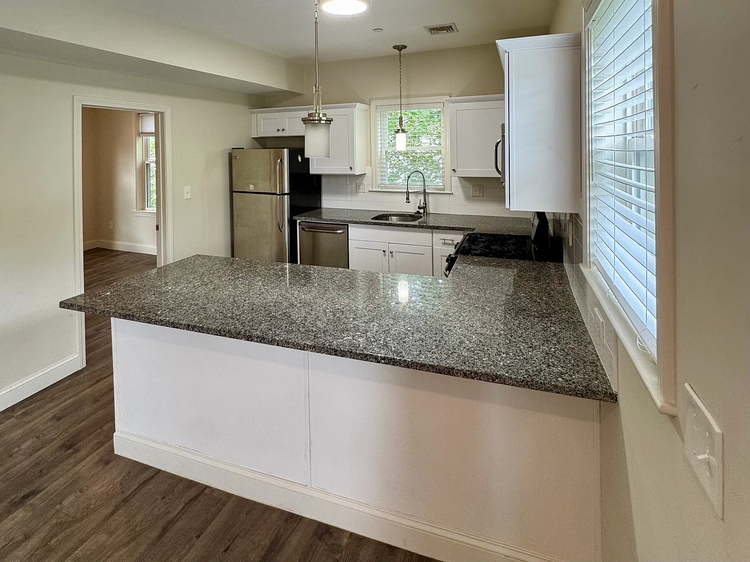 2 bed, 736 sqft, $2,350 — Photo 2