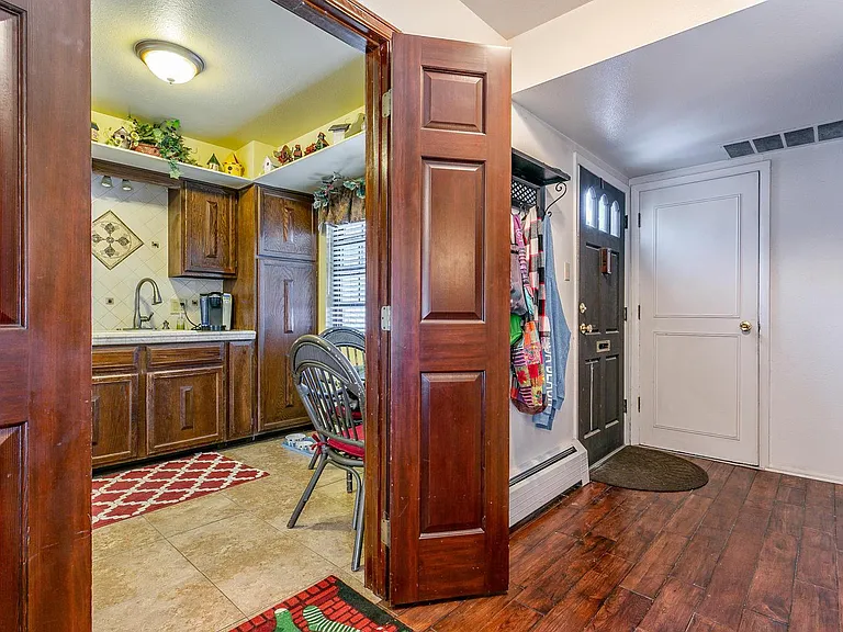 3541 S Hillcrest Dr — Photo 2