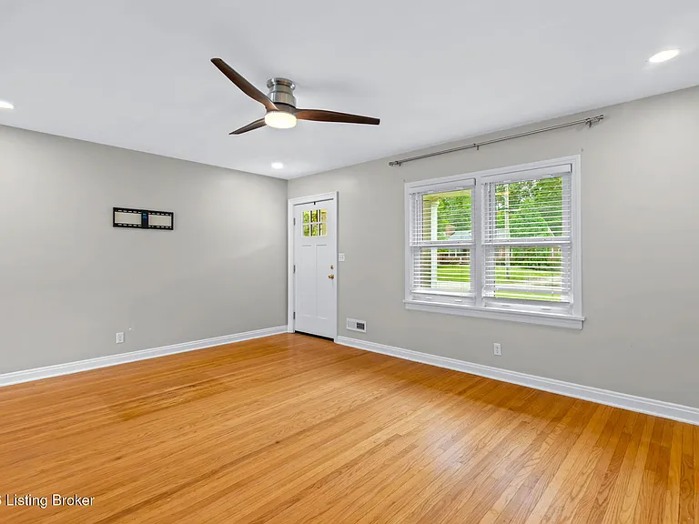 519 Leyton Ave — Photo 13