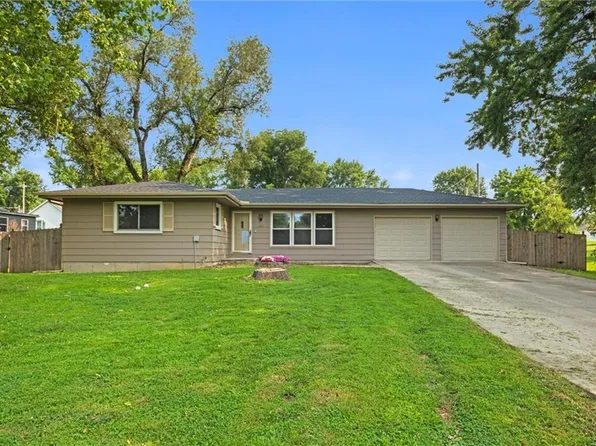 203 E Lois St, Lansing, KS 66043