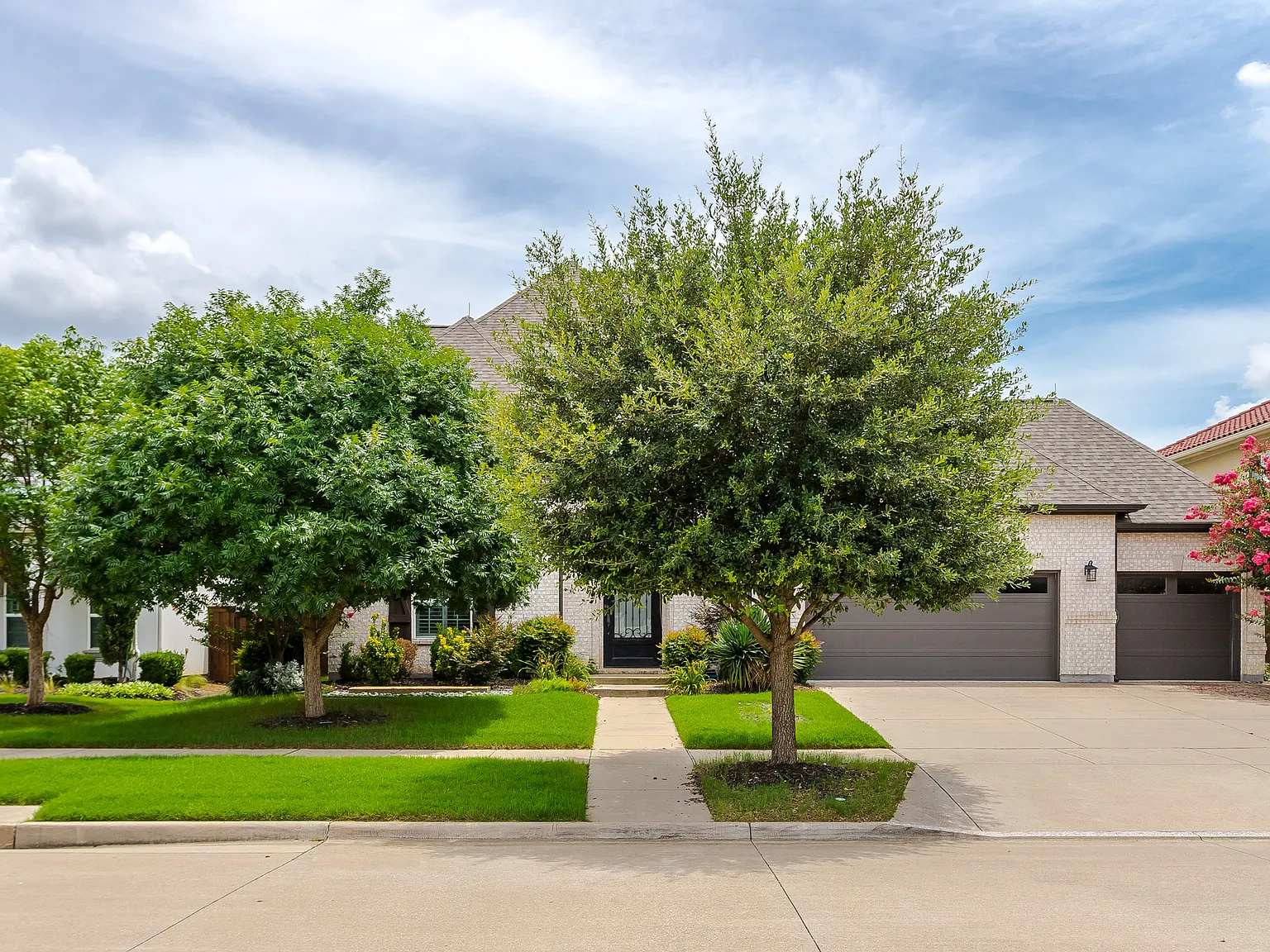 6 bed, 4.5 bath, 4433 sqft, $5,300 — Photo 2