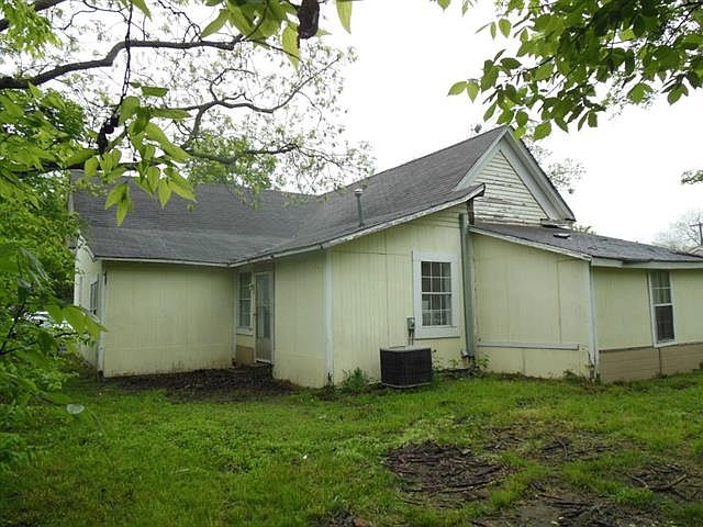 2nd image of 702 W 7th St