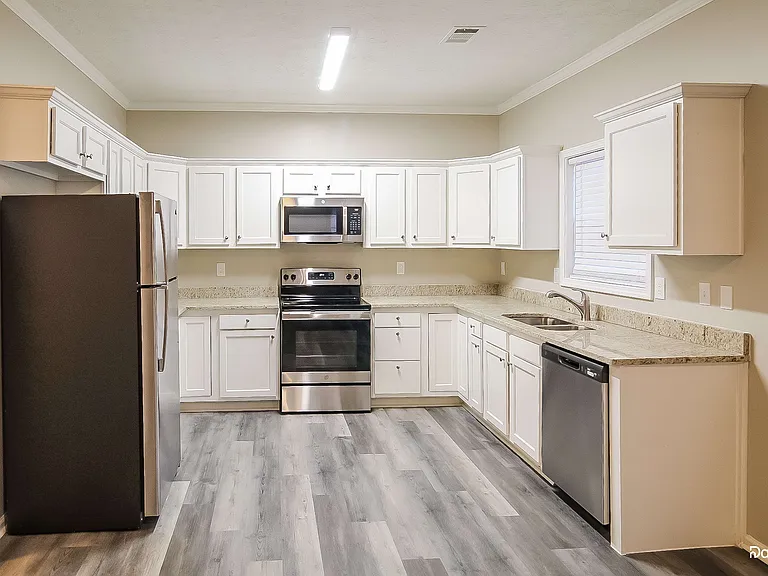 400 Clairidge Ln SW — Photo 2
