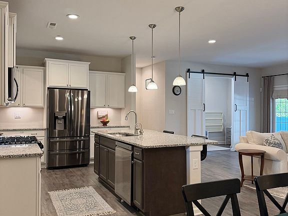 3rd image of 617 Clarion Ln