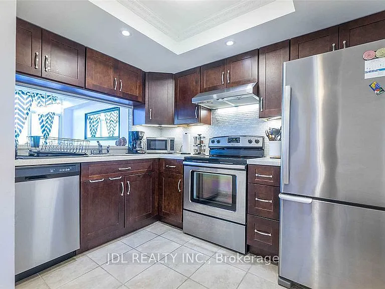 88 Alton Towers Cir #410 — Photo 2