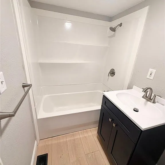 118 W 7th St — Photo 11