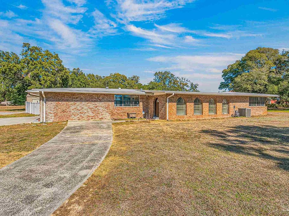 1st image of 8 Manor Dr