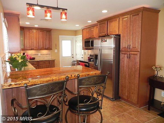 BRAND NEW gourmet kitchen granite counters