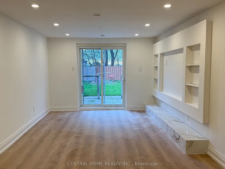 50 Sherwood Forest Dr #LOWER — Photo 10