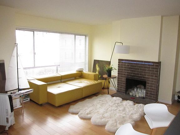 3rd image of 2105 Broadway St