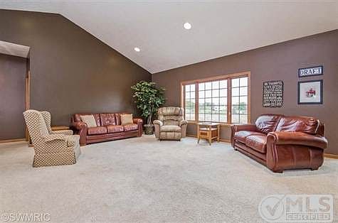 4th image of 2075 Canterbury Ln