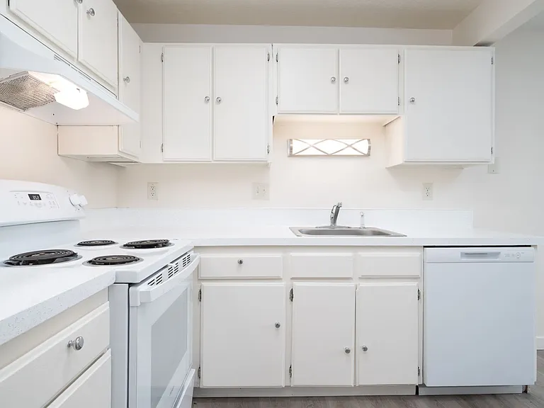 French Chateau Apartments — Photo 23
