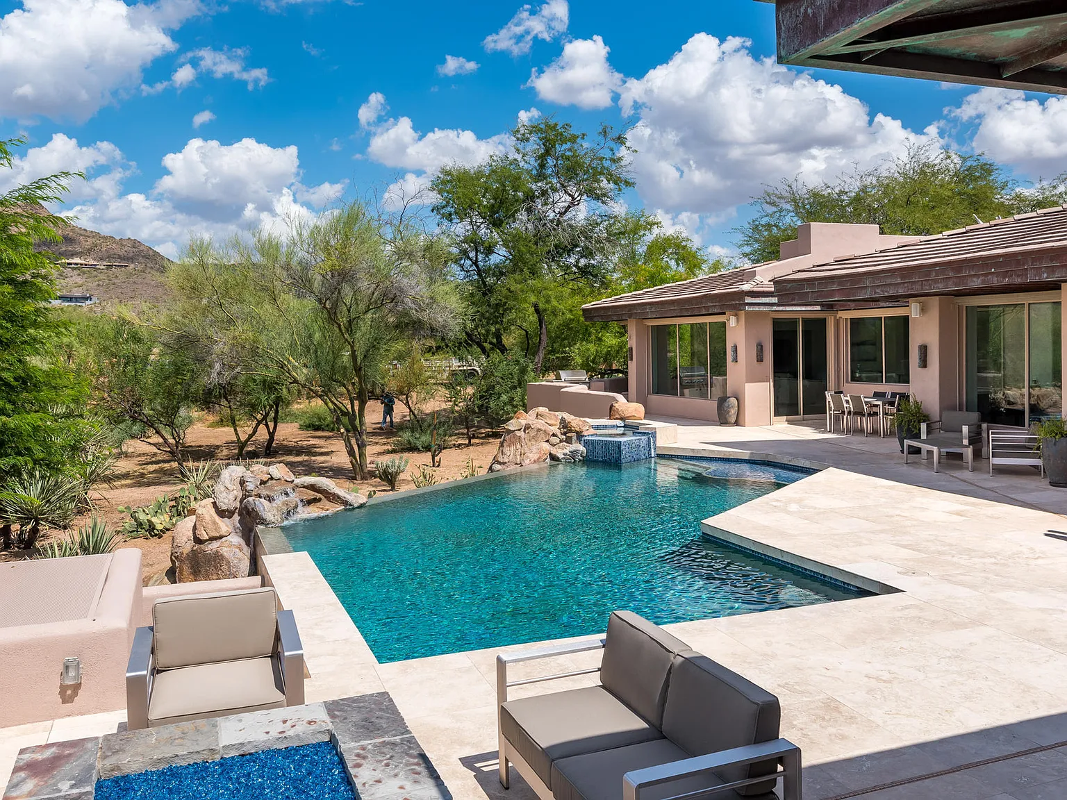 4 bed, 5.5 bath, 5495 sqft, $10,000 — Photo 4