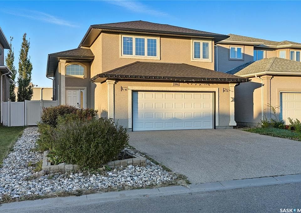 1st image of 2106 E Laurier Cres