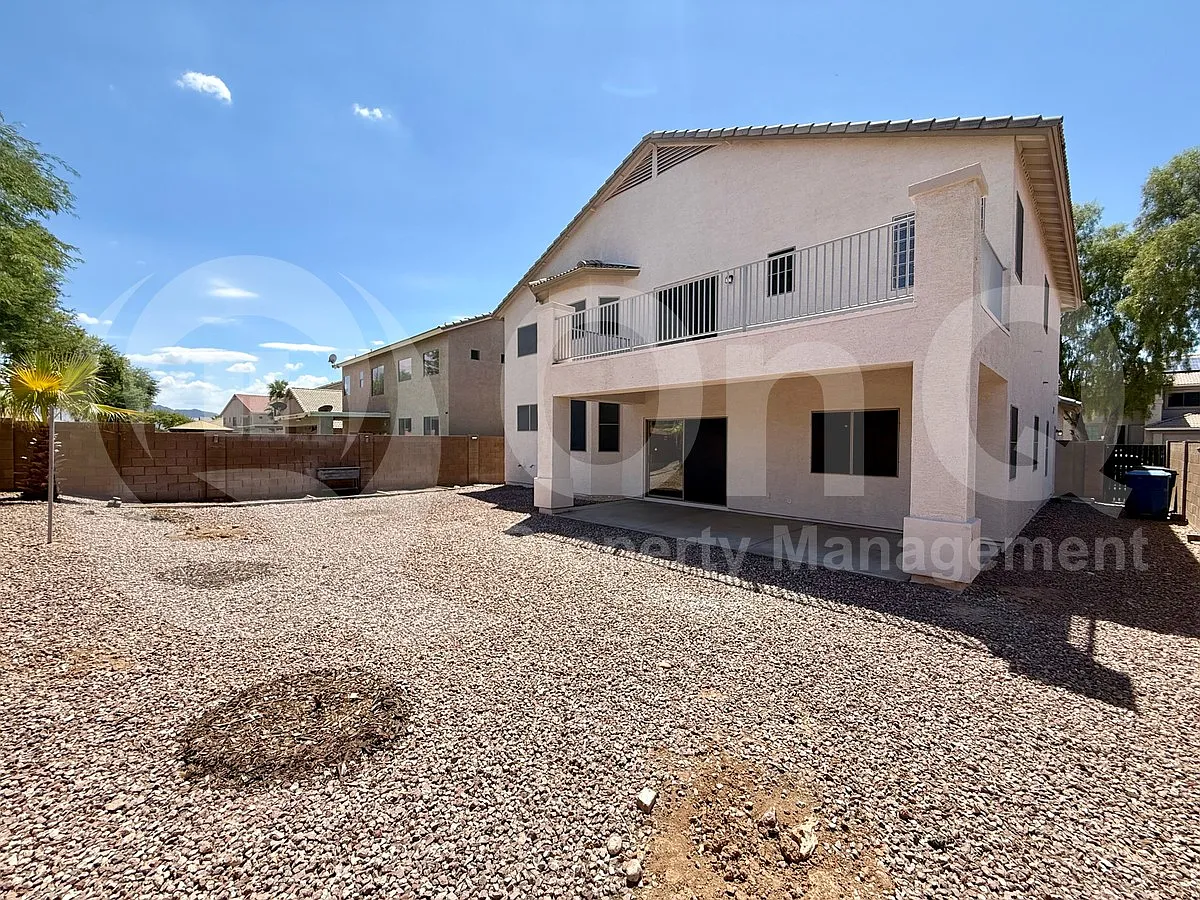 4 bed, 3.0 bath, 2555 sqft, $2,299 — Photo 4