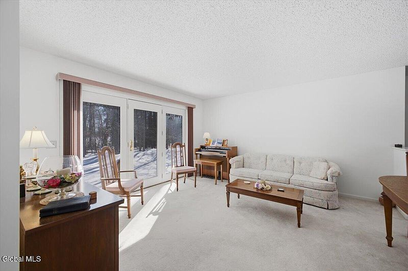 4th image of 11 Schuyler Way