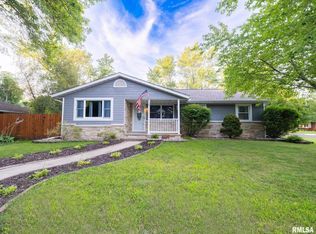 300 W 4th St, Mackinaw, IL