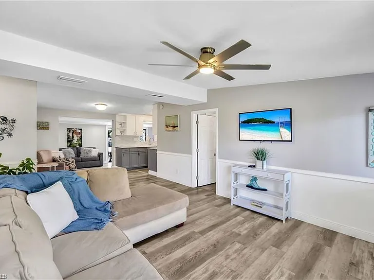2047 Harbor Ln — Photo 2