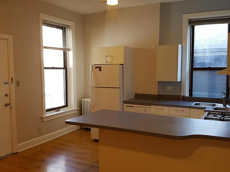 216 W Saint Paul Ave #2R — Photo 2