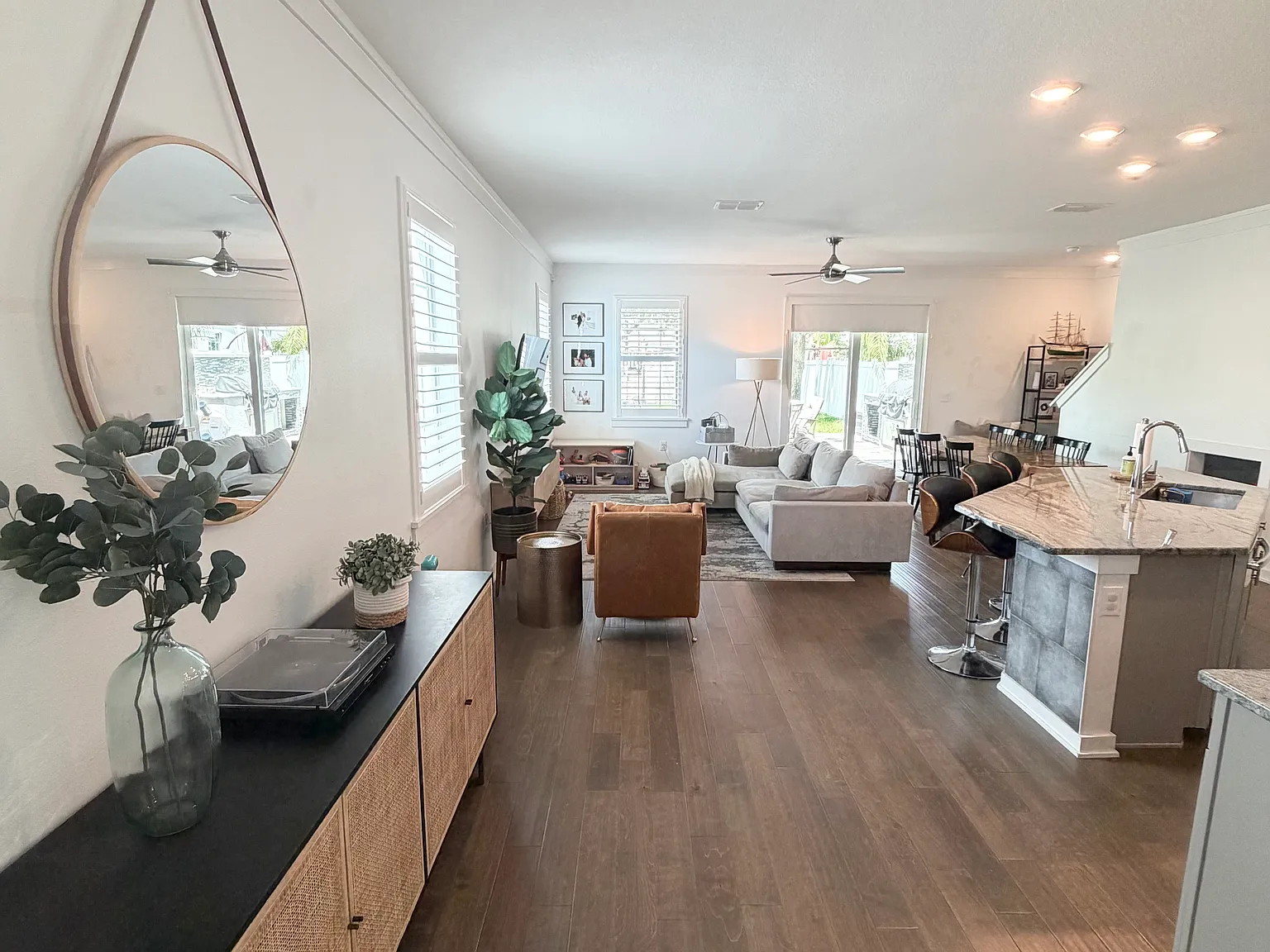 3 bed, 2.5 bath, 1816 sqft, $4,200 — Photo 2