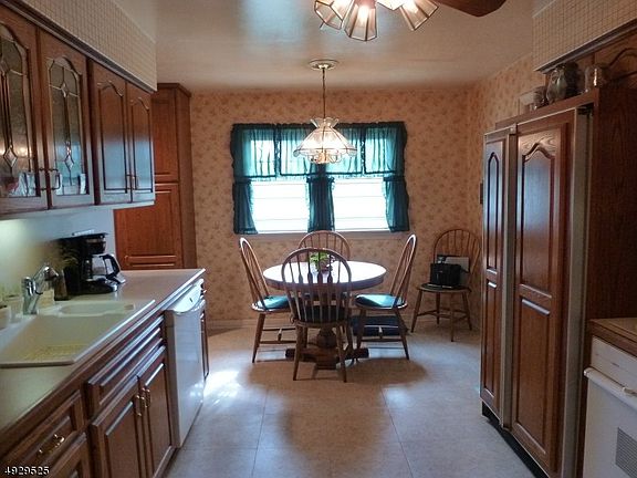 2nd image of 12 Glenside Dr