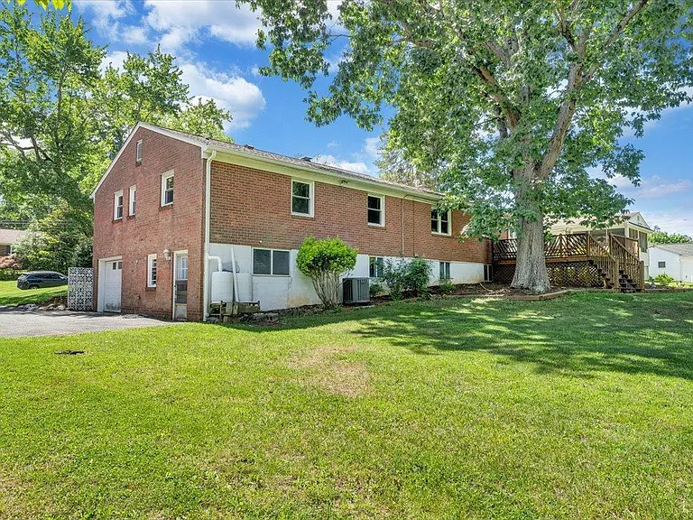 405 Oakland Cir — Photo 33