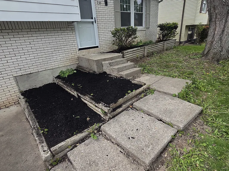 735 Southbriar Rd — Photo 1