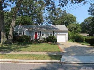 227 McKinley St, Massapequa Park, NY 11762