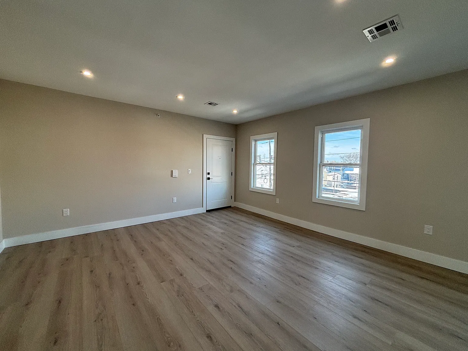 3 bed, 1000 sqft, $2,500 — Photo 4