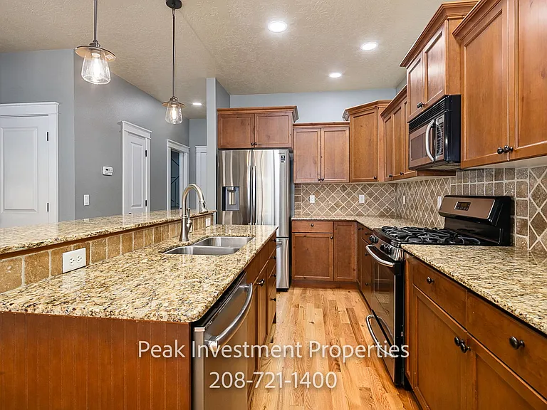 4721 S Silvermaple Ave — Photo 6