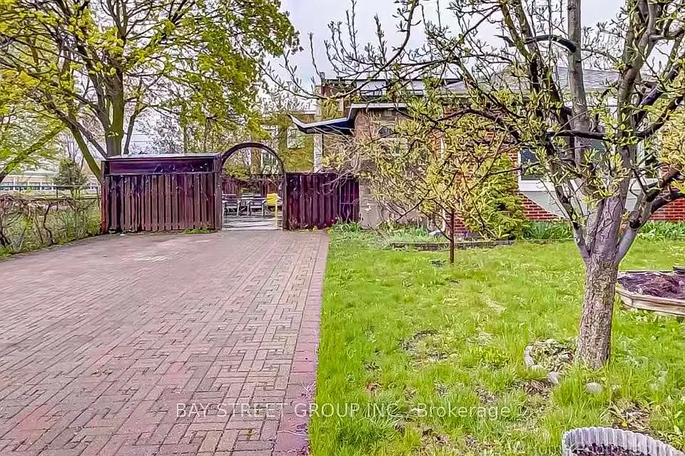 497 Lynett Cres #LOWER