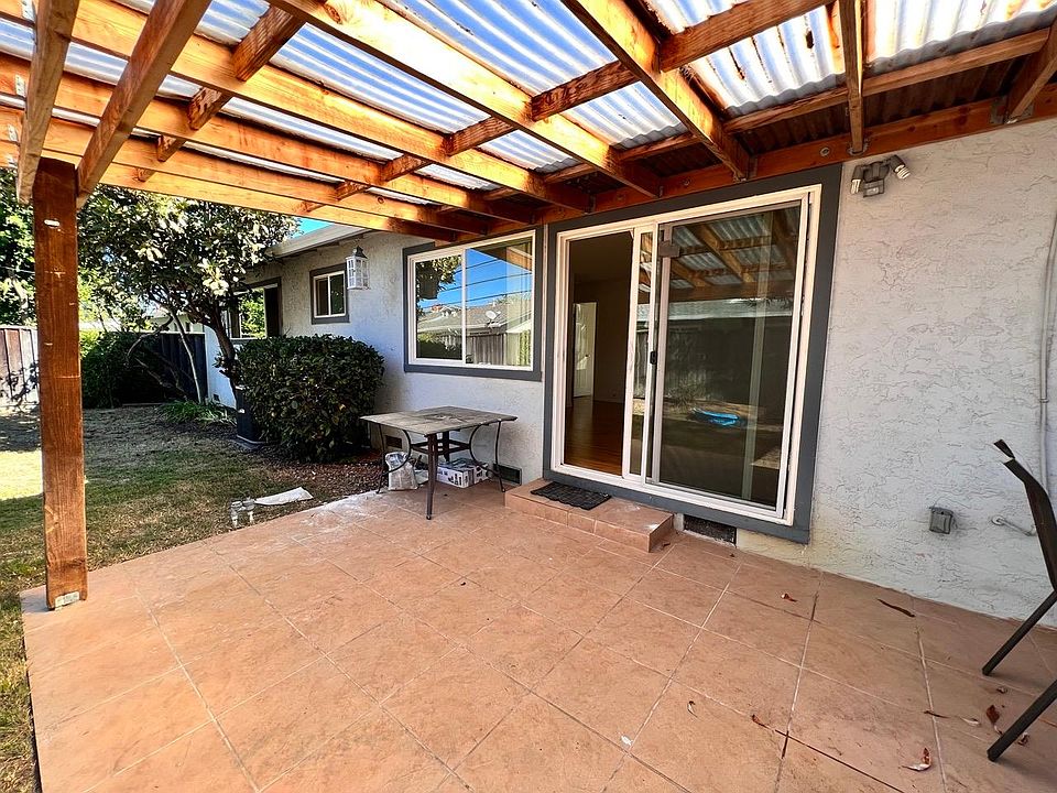 1st image of 935 Desert Isle Dr